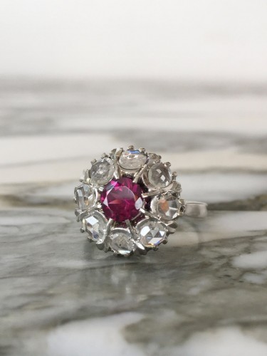  - Bague marguerite en or blanc grenat rhodolite et diamants