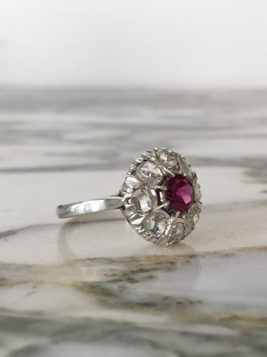 Antiquités - Bague marguerite en or blanc grenat rhodolite et diamants