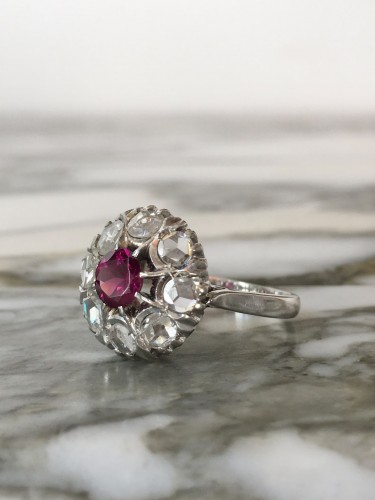 Antiquités - Bague marguerite en or blanc grenat rhodolite et diamants