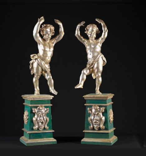 Paire  d'Amours dansants Italie, début XVIIIe siècle - Sculpture Style 
