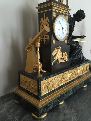 Pendule figurant l'astronomie, époque Empire - Horlogerie Style Empire