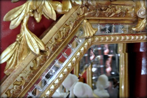 Antiquités - Miroir à fronton "aux angelots"