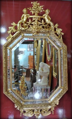 Antiquités - Miroir à fronton "aux angelots"