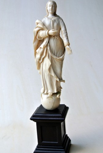  - Sculpture representing the Virgin, ivory late 17th century