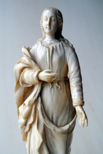 Antiquités - Sculpture representing the Virgin, ivory late 17th century