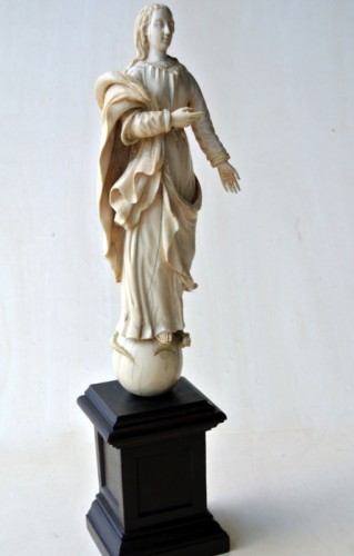 Antiquités - Sculpture representing the Virgin, ivory late 17th century