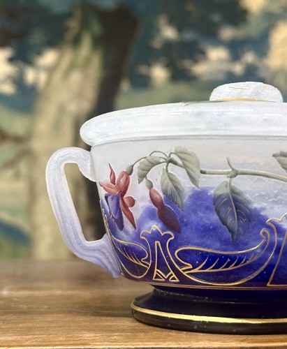 Daum Nancy - Pot couvert Art nouveau à décor de Fuchsias en verre émaillé époque - Verrerie, Cristallerie Style Art nouveau