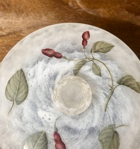 XXe siècle - Daum Nancy - Pot couvert Art nouveau à décor de Fuchsias en verre émaillé époque