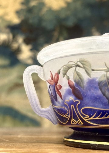 Antiquités - Daum Nancy - Pot couvert Art nouveau à décor de Fuchsias en verre émaillé époque