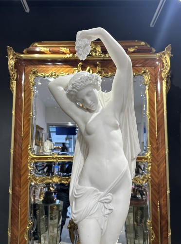 James Pradier (1790-1852) - Statue de femme en marbre blanc de Carrare - Sculpture Style Louis-Philippe