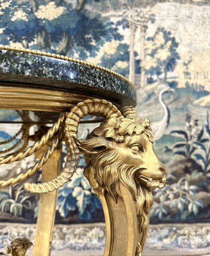 Art nouveau - ram pedestal table In gilt bronze, marble and porphyry. Louis XVI style