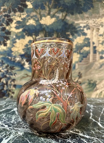 Émile Gallé - Vase émaillé à décor d’une chenille, cristallerie Art nouveau - Verrerie, Cristallerie Style Art nouveau