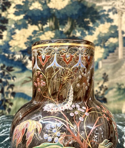 Verrerie, Cristallerie  - Émile Gallé - Vase émaillé à décor d’une chenille, cristallerie Art nouveau