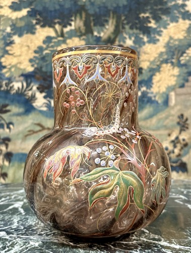 XXe siècle - Émile Gallé - Vase émaillé à décor d’une chenille, cristallerie Art nouveau