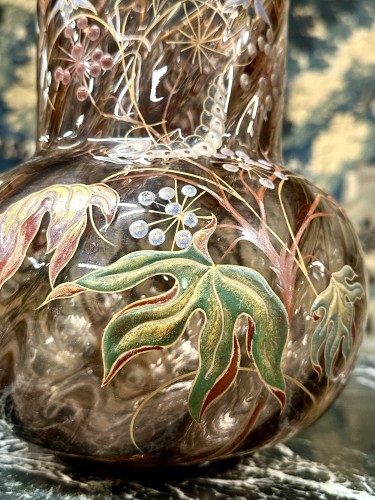 Art nouveau - Émile Gallé - Vase émaillé à décor d’une chenille, cristallerie Art nouveau