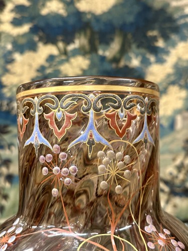 Antiquités - Émile Gallé - Vase émaillé à décor d’une chenille, cristallerie Art nouveau