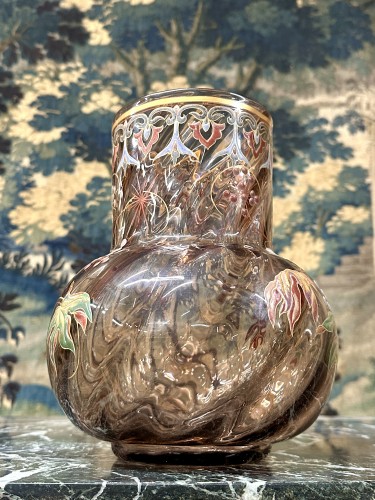 Antiquités - Émile Gallé - Vase émaillé à décor d’une chenille, cristallerie Art nouveau