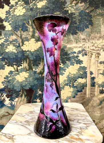 Daum Nancy - Vase de forme diabolo à decor de pois de senteurs violets - Verrerie, Cristallerie Style Art nouveau