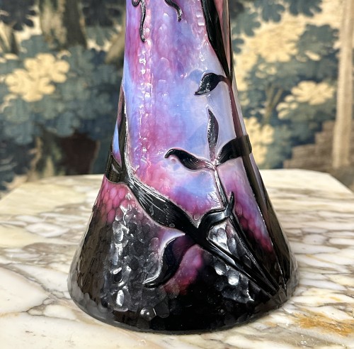 Daum Nancy - Vase de forme diabolo à decor de pois de senteurs violets - Marius Simon Antiquités