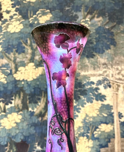XXe siècle - Daum Nancy - Vase de forme diabolo à decor de pois de senteurs violets