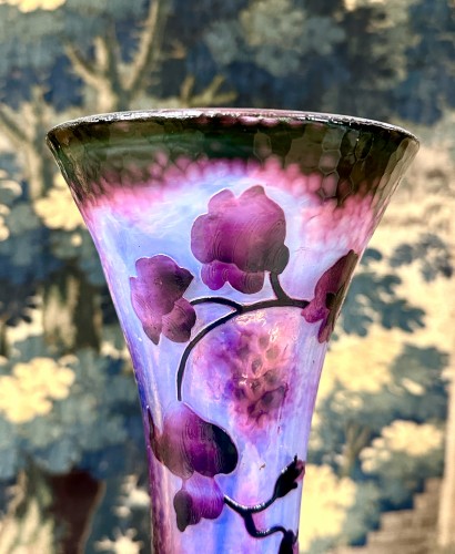 Art nouveau - Daum Nancy - Vase de forme diabolo à decor de pois de senteurs violets
