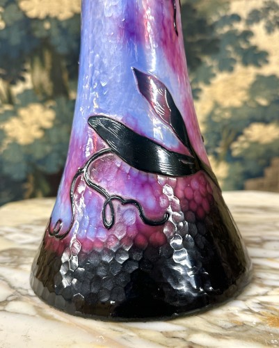 Antiquités - Daum Nancy - Vase de forme diabolo à decor de pois de senteurs violets