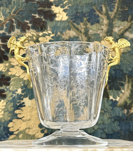 Verrerie, Cristallerie  - Vase en cristal à décor de dragons