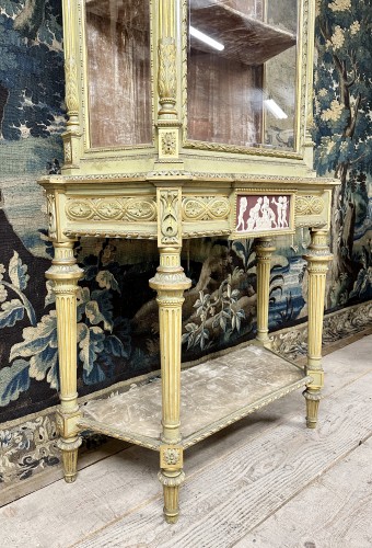 Antiquités - Large Display Case In Gilt And Wedgwood Rechampi Lacquered Wood,