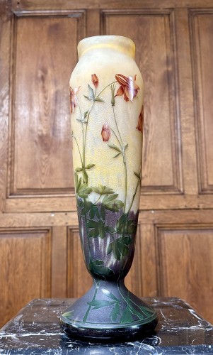 Daum Nancy - Large enamelled vase with Ancolies, Art Nouveau period - Glass & Crystal Style Art nouveau