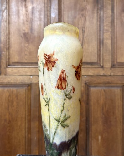 20th century - Daum Nancy - Large enamelled vase with Ancolies, Art Nouveau period