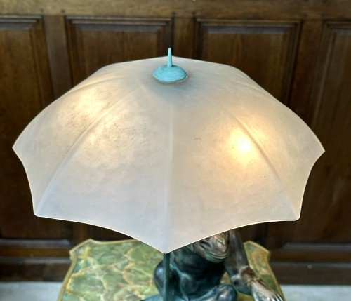 20th century - Max Le Verrier (1891-1973) - The Rain, Monkey lamp in green patina