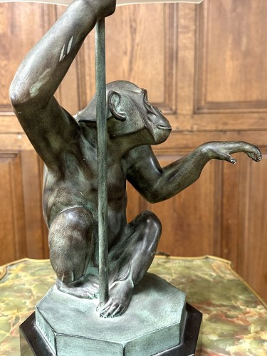 Antiquités - Max Le Verrier (1891-1973) - The Rain, Monkey lamp in green patina