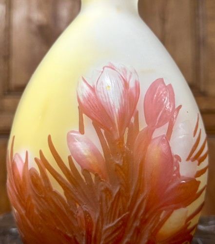Emile Gallé - Vase soufflé moulé a décor de crocus - Marius Simon Antiquités