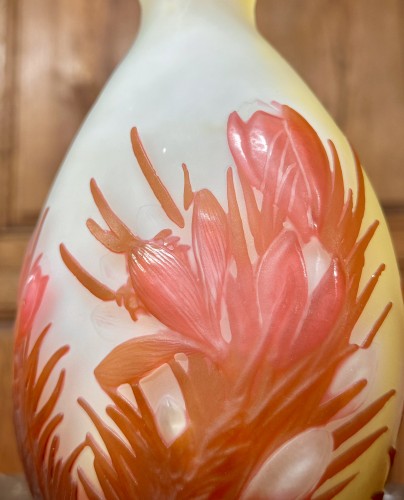 Antiquités - Emile Gallé - Vase soufflé moulé a décor de crocus