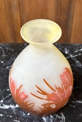 Antiquités - Emile Gallé - Vase soufflé moulé a décor de crocus