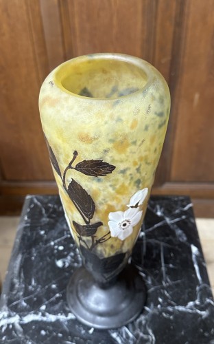 Antiquités - Daum Nancy - Rare Vase "fleurs de pommier" en paquettes affleurantes