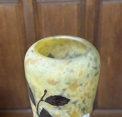 Antiquités - Daum Nancy - Rare Vase "fleurs de pommier" en paquettes affleurantes