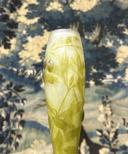 Glass & Crystal  - Daum Nancy - Vase with hot-applied cabochon olives