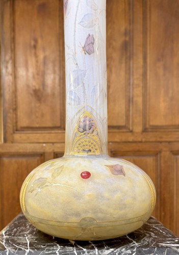 XXe siècle - Daum Nancy - Vase Art nouveau aux roses, papillons, libellules et cabochons