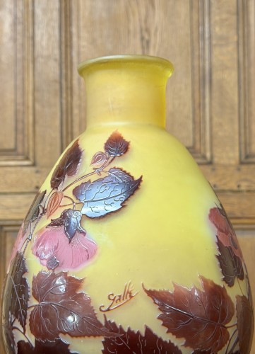 Art nouveau - Émile Gallé - Large pear-shaped vase decorated with abutilons