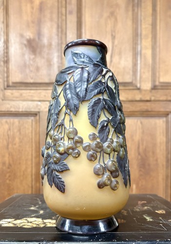 Emile Gallé - Vase soufflé moulé aux cerises bleues - Verrerie, Cristallerie Style Art nouveau
