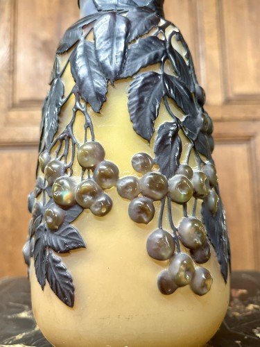 Emile Gallé - Vase soufflé moulé aux cerises bleues - Marius Simon Antiquités