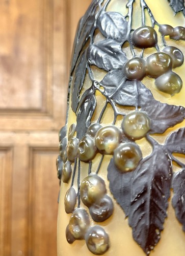 XXe siècle - Emile Gallé - Vase soufflé moulé aux cerises bleues