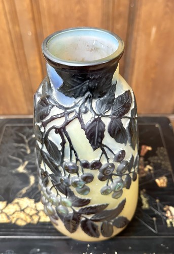 Emile Gallé - Vase soufflé moulé aux cerises bleues - Art nouveau