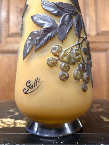Art nouveau - Emile Gallé - Vase soufflé moulé aux cerises bleues