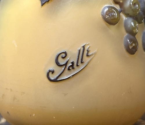 Antiquités - Emile Gallé - Vase soufflé moulé aux cerises bleues