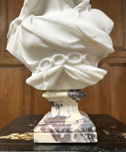 Sculpture Sculpture en Marbre - Adolfo Cipriani (1880-1930) - Buste de jeune femme en marbre blanc de Carrare
