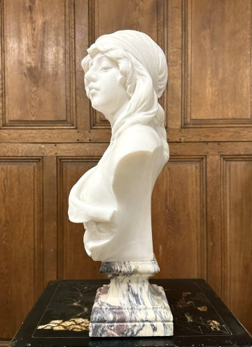 XXe siècle - Adolfo Cipriani (1880-1930) - Buste de jeune femme en marbre blanc de Carrare