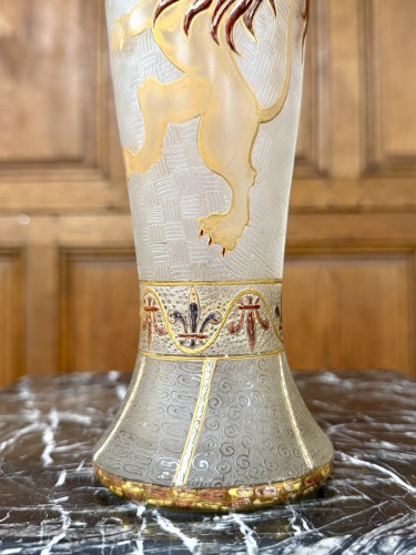 20th century - Daum Nancy - Art nouveau-era enameled vase featuring a heraldic lion