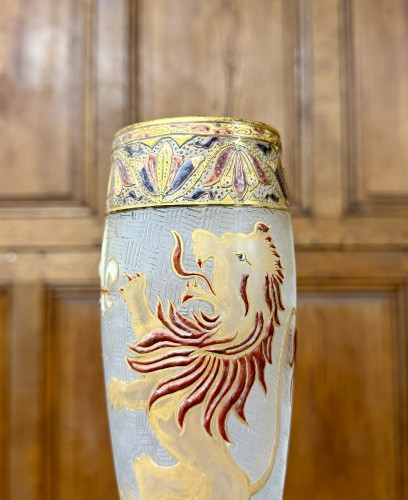 Daum Nancy - Art nouveau-era enameled vase featuring a heraldic lion - Art nouveau